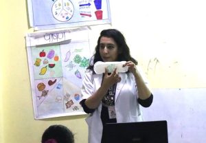 Teacher explaining a pad - Enseignant expliquant une serviette hygiénique